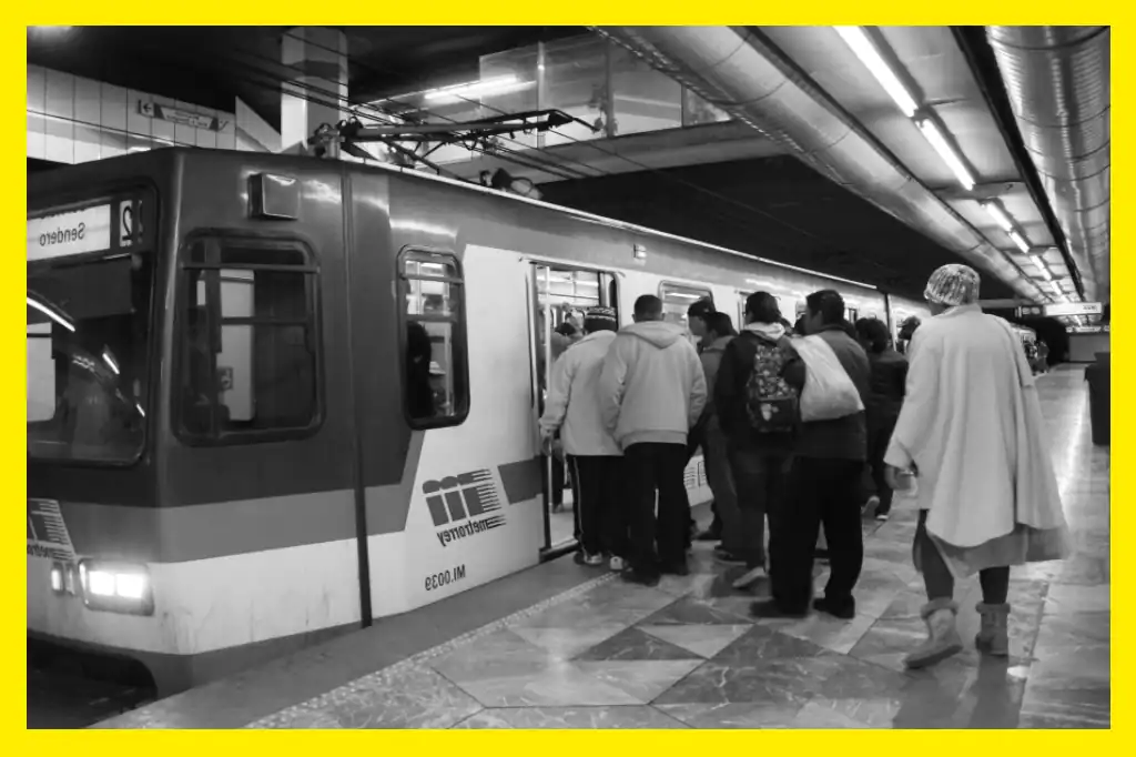 Una mujer cayó a las vías del metro de Monterrey, el conductor tuvo que activar el freno de emergencia para evitar una tragedia- El suceso quedo registrado en video y ya es viral en redes sociales.