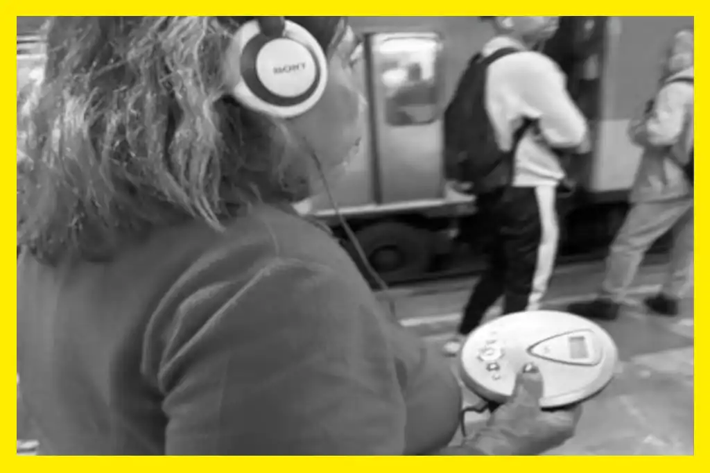 La imagen de una mujer que escucha música en un discman mientras espera a que pase el metro de la CDMX, rápidamente se hizo viral en redes sociales y generó una serie de comentarios que recordaron con nostalgia, la época en que estaba de moda usar estos aparatos.