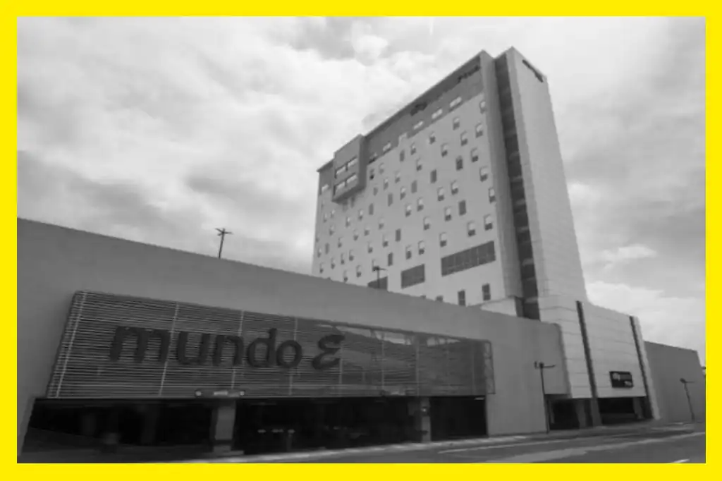 Un asalto dentro del centro comercial Mundo E, ubicado en Tlalnepantla, dejo un saldo de al menos dos personas detenidas, una de ellas menor de edad. De acuerdo a datos preliminares el monto robado asciende a un millón de pesos.