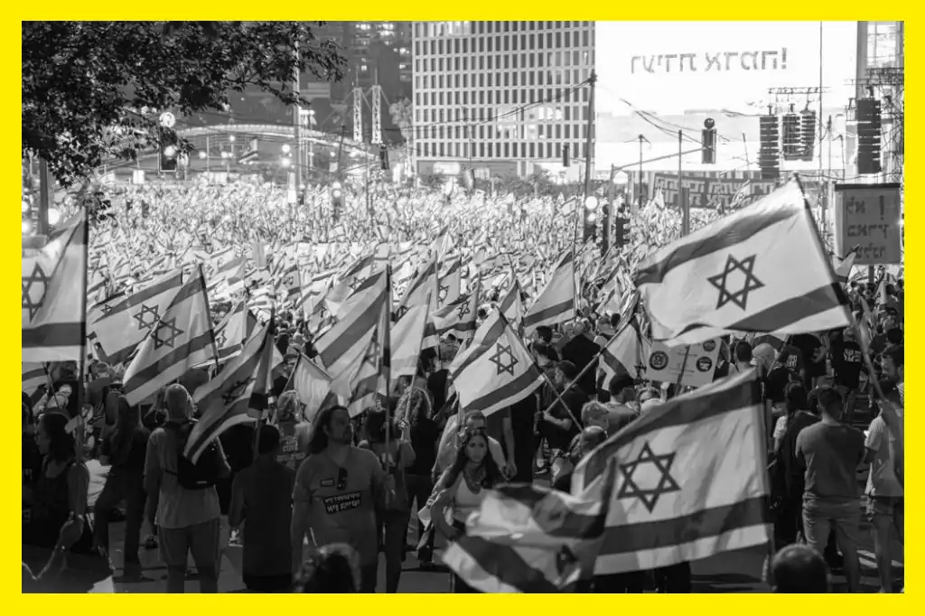 Miles de manifestantes israelíes se concentraron frente a la oficina del primer ministro Benjamin Netanyahu para exigir la liberación de los rehenes capturados por Hamas y el fin de la guerra en Gaza.