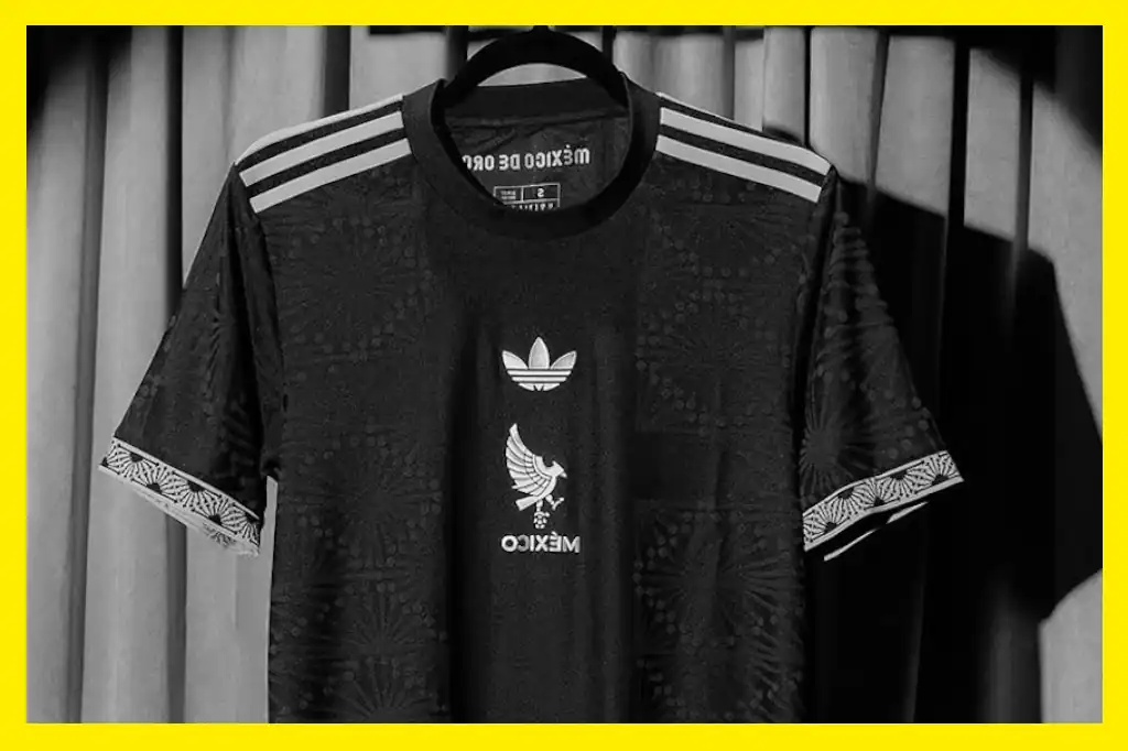 La Selección Mexicana de fútbol ha presentado oficialmente su nuevo jersey para el 2025, el cual esta inspirado en la época de oro de cine mexicano, un periodo histórico y cultural de nuestro país.