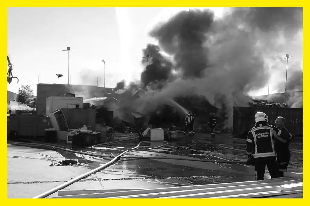 Un fuerte incendio consumió aproximadamente cuatro hectáreas de pastizales en un centro de adiestramiento cercano a las instalaciones de la Policía Estatal de Zacatecas. El siniestro fue provocado por un grupo de menores que jugaba en la zona con fuegos artificiales.