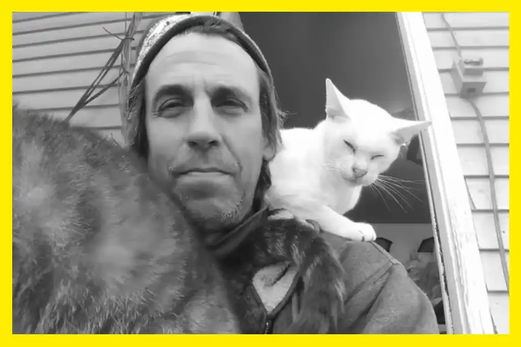 Un devastador incendio arrasó el Happy Cat Sanctuary en Medford, Long Island, cobrándose la vida de su fundador, Christopher Arsenault, de 65 años, y de aproximadamente 100 gatos.