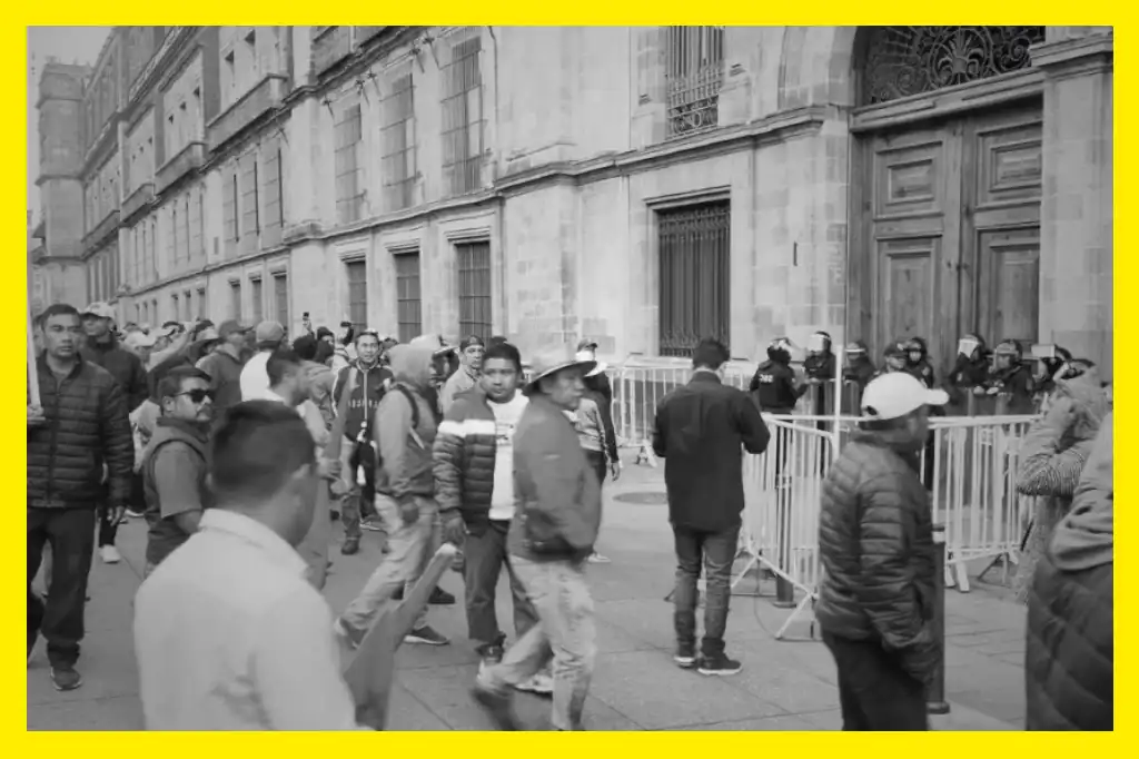 Este jueves, los integrantes de la CNTE bloquearon desde temprano el acceso a Palacio Nacional, impidiendo la entrada de periodistas y funcionarios al recinto.