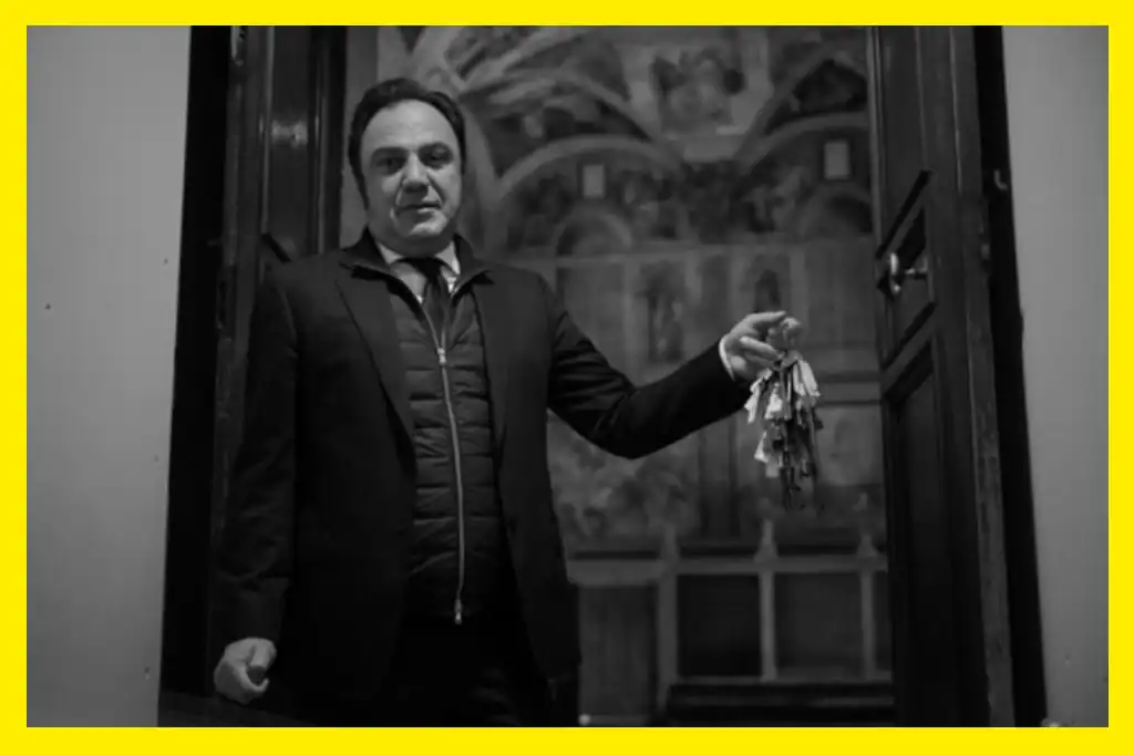 Gianni Crea es el jefe de los claveros, los encargados de abrir y cerrar cada puerta, portón y ventana del corazón artístico del Vaticano.