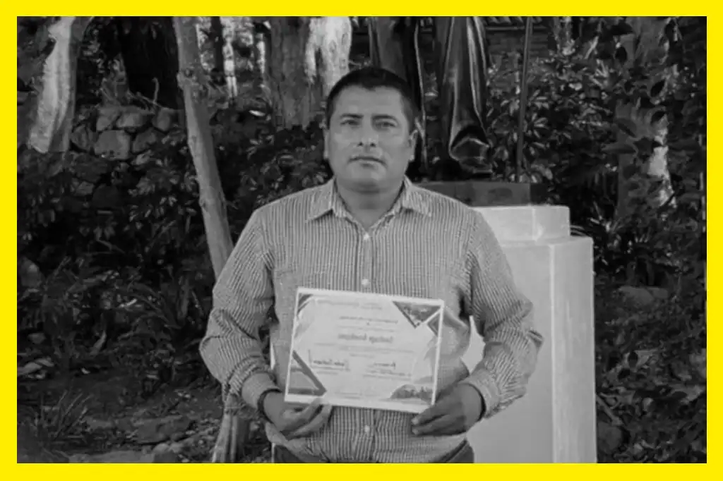 La violencia política en Oaxaca cobró una nueva víctima con el asesinato de Mario Hernández García, presidente municipal de Santiago Amoltepec, quien fue ejecutado la madrugada de este jueves en una emboscada mientras regresaba de la comunidad de Llano Tigre, donde participó en una celebración religiosa en honor a San Isidro.