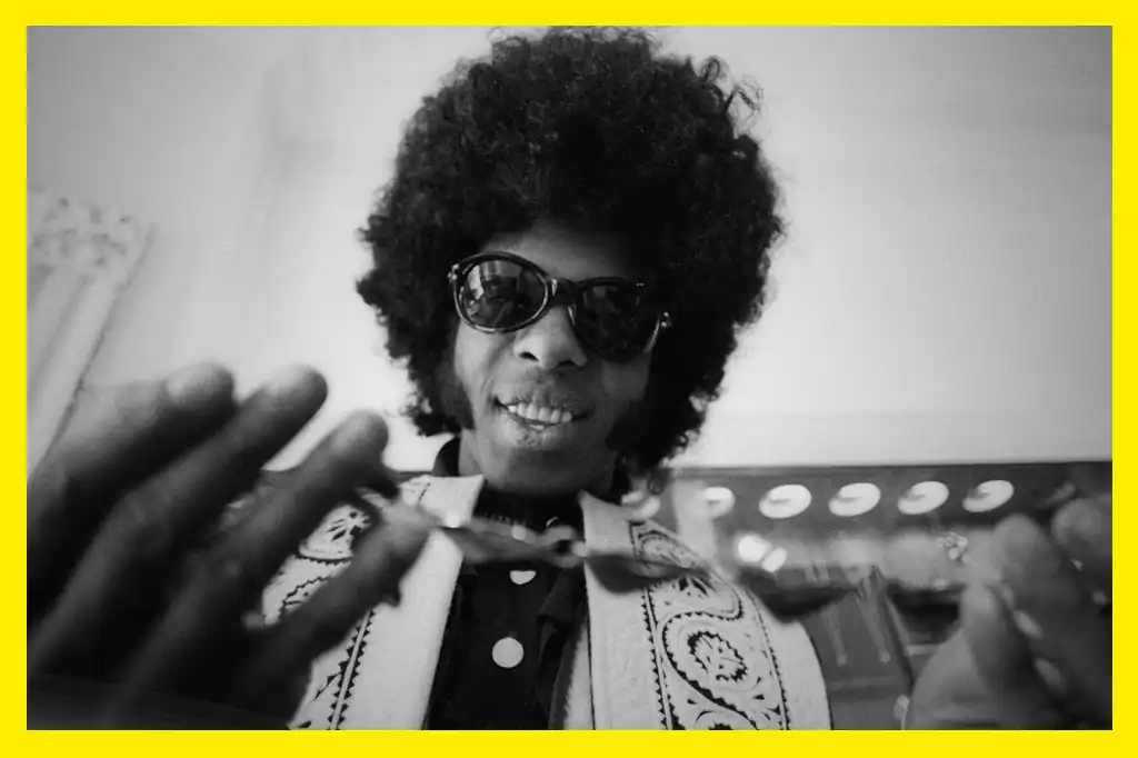 Sly Stone, ícono revolucionario de la música y líder de Sly and the Family Stone, falleció a los 82 años tras una larga lucha contra una enfermedad pulmonar obstructiva crónica. Su publicista confirmó que murió rodeado de su familia.