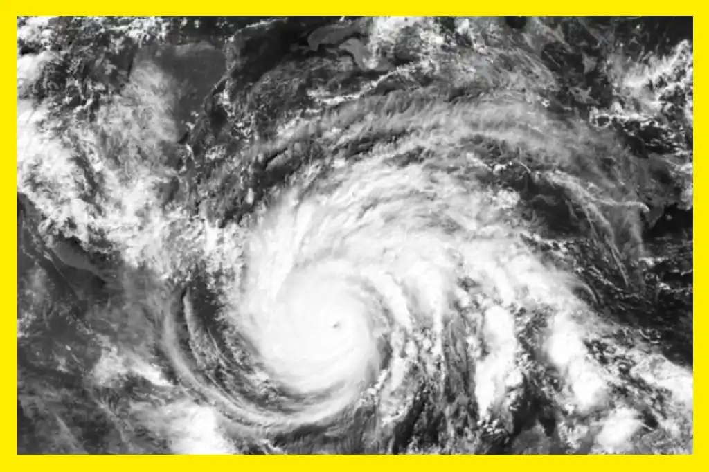 La depresión tropical ‘Erick’ se fortaleció durante la madrugada de este martes 17 de junio y ahora es una tormenta tropical que amenaza con convertirse en huracán categoría 2 en las próximas horas, alertó el Servicio Meteorológico Nacional (SMN).