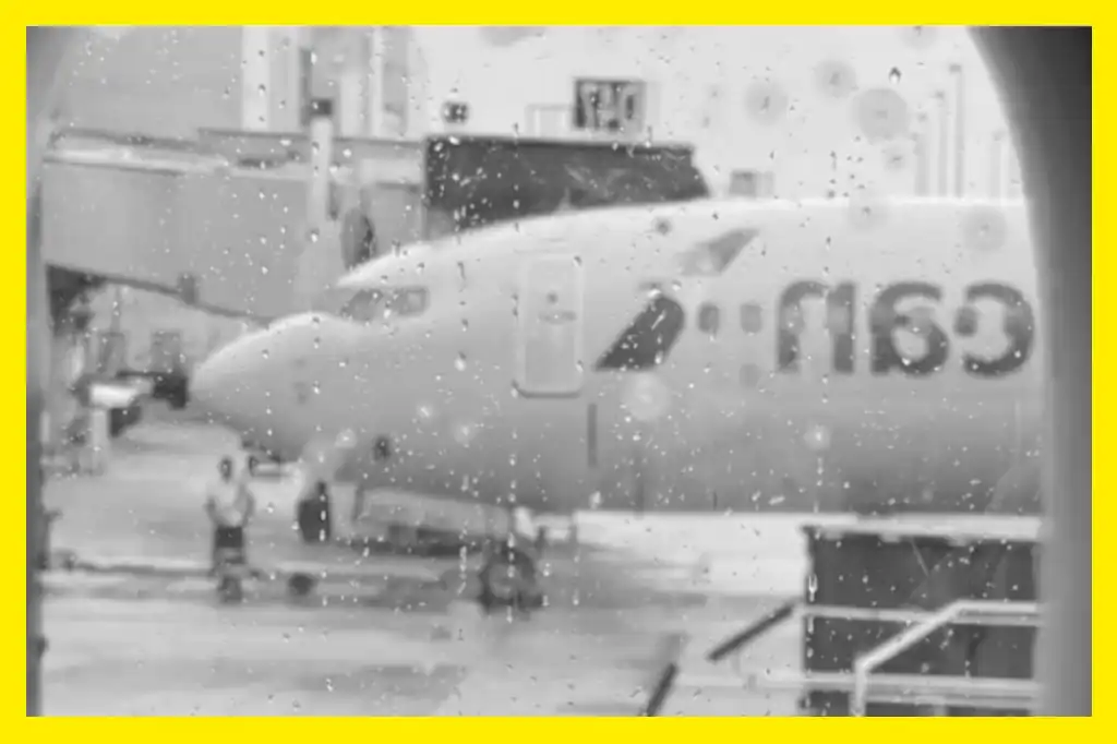 Las intensas lluvias registradas durante la madrugada de este martes en la Ciudad de México provocaron la suspensión de despegues y aterrizajes en el Aeropuerto Internacional de la Ciudad de México (AICM) por más de cuatro horas, afectando a cientos de pasajeros.