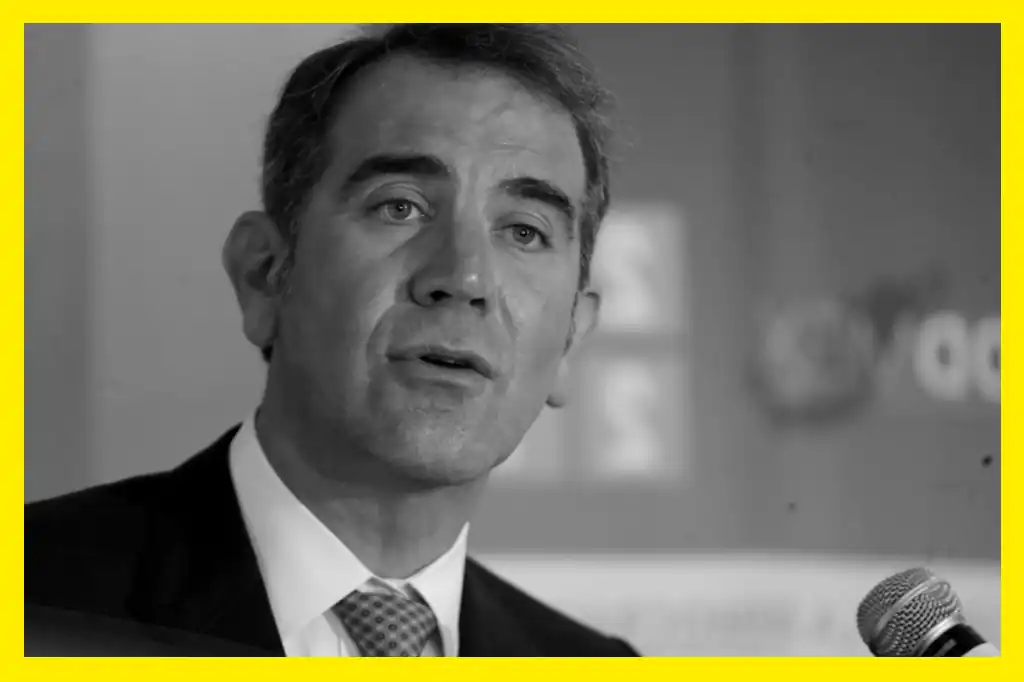 La Suprema Corte de Justicia de la Nación (SCJN) concedió un amparo al exconsejero presidente del Instituto Nacional Electoral (INE), Lorenzo Córdova, para eliminar de los libros de texto gratuitos de la Secretaría de Educación Pública (SEP) una mención en la que se le señala como ejemplo de conducta discriminatoria.