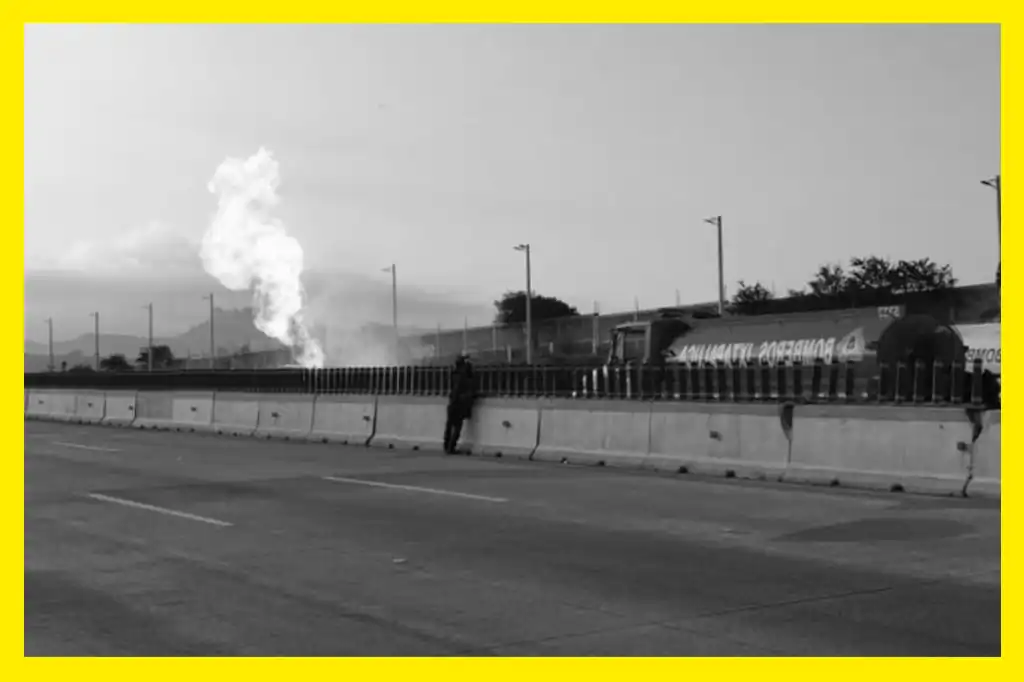 La autopista México-Puebla permanece cerrada en ambos sentidos tras la volcadura de una pipa que transportaba gas LP durante la madrugada de este martes 9 de septiembre, lo que ha generado un fuerte caos vehicular y largas filas de automóviles varados desde la medianoche.