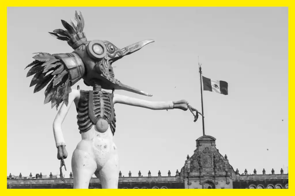 La Ofrenda Monumental 2025, instalada en el Zócalo capitalino, rinde este año homenaje al poder femenino en las culturas originarias de México.
