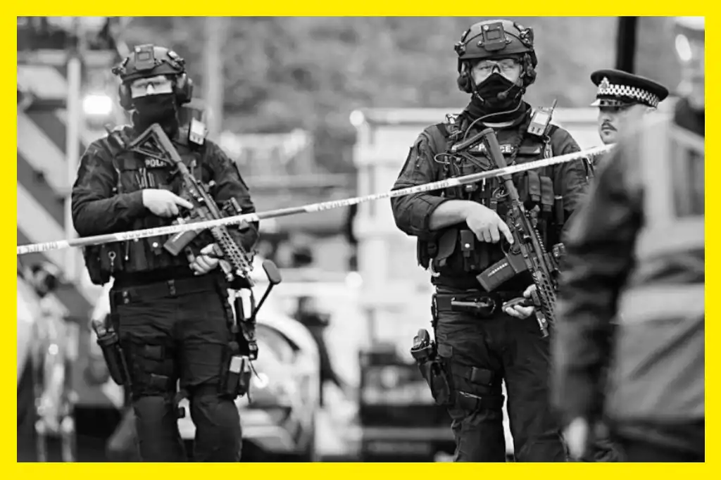 Manchester vivió este jueves una jornada de horror cuando un hombre arremetió con un vehículo contra los fieles reunidos en la sinagoga de la Congregación Hebrea de Heaton Park, en Crumpsall, y posteriormente atacó con un cuchillo a varias personas.