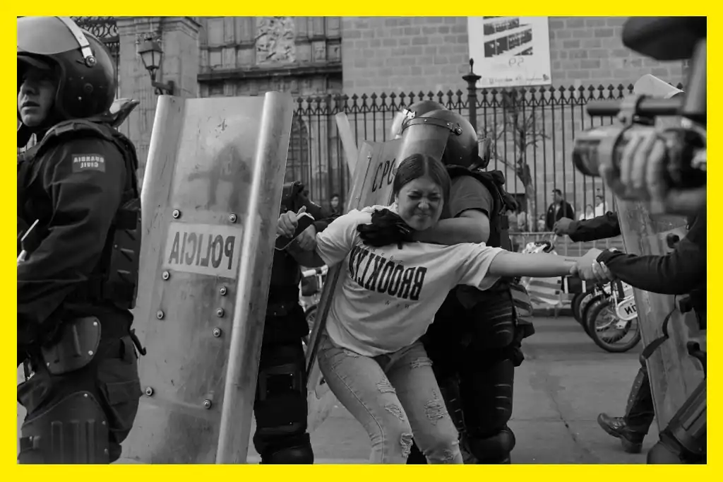 La tensión social en Michoacán alcanzó un nuevo punto crítico este 2 de noviembre, cuando cientos de ciudadanos tomaron las calles de Morelia para exigir justicia por el asesinato de Carlos Manzo, alcalde de Uruapan, ocurrido durante los festejos del Día de Muertos.