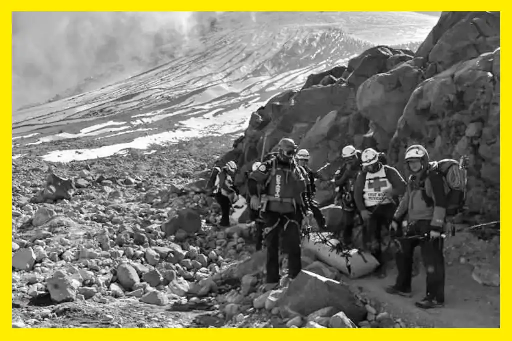 Rescatan a 12 alpinistas extraviados en el Pico de Orizaba.